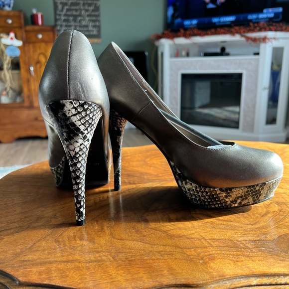 Shoedazzle 5” platforms in pewter and snakeskin. Size 11 - Picture 3 of 3